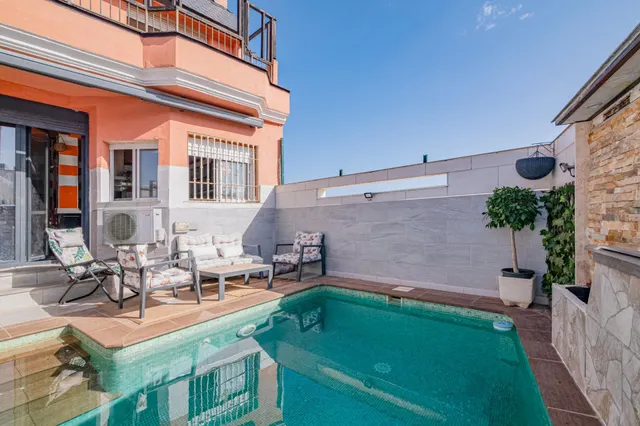 MODERNA CASA DE ESTILO NÓRDICO CON PISCINA, EN INCREIBLE UBI