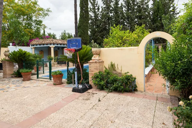Ponemos a la venta este precioso y peculiar chalet con piscina privada. — 21