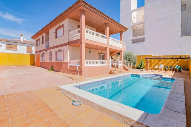 ¡Impresionante Chalet en Lachar con Piscina y Amplios Espaci
