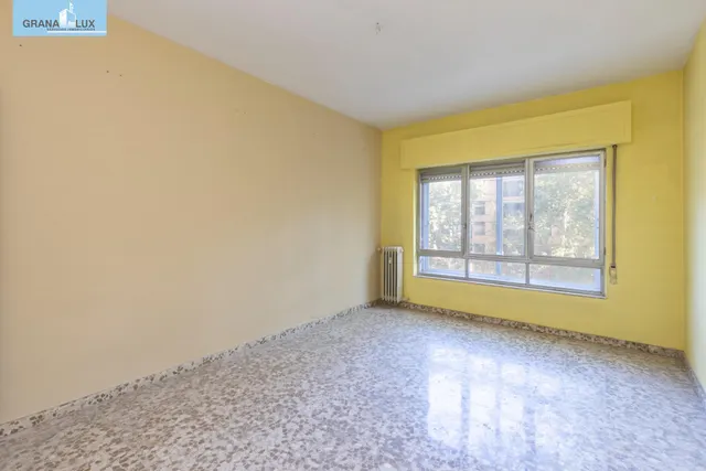 Piso en esquina con terraza y vistas a Plaza Mariana Pineda, Granada — 21