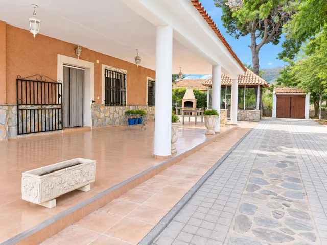 Villa con piscina y parcela de 14.000 m2 en Orihuela — 2