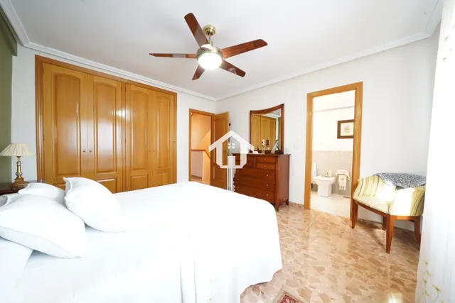 Chalet adosado con buhardilla en ciudad jardín de Alicante: garaje para 4 vehículos, terraza de 30m2 y piscina — 32