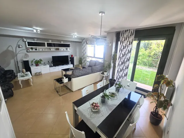 Chalet de esquina en zona hospital — 19