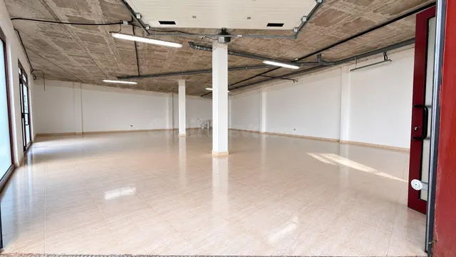 Local comercial / almacén de 198 m2 en venta a pie de calle en La Bisbal d'Empordà — 3