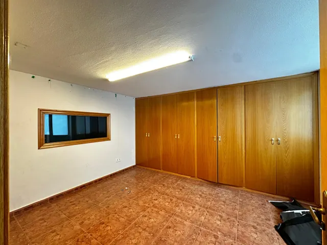 Local comercial con oficinas y zona de trabajo — 9
