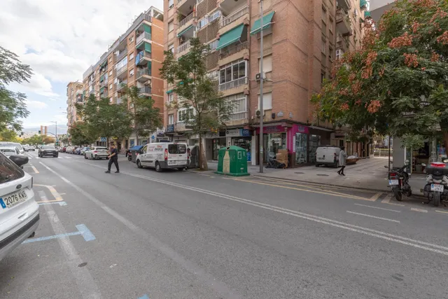 Piso de 3 dormitorios en calle milán, zaidín | muy luminoso y con gran potencial — 33