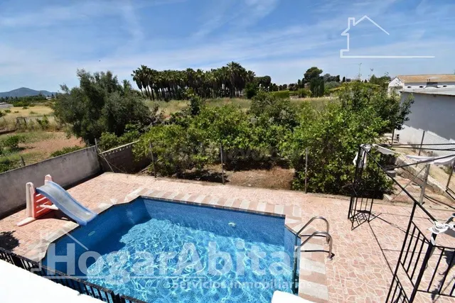 GRAN CHALET CON 4 DORMITORIOS, GARAJE Y PISCINA