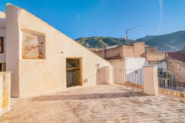 Casa señorial con terraza y posibilidad de rentabilidad. — 8
