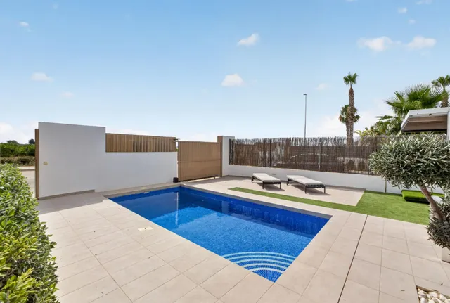 Moderna Vivienda Familiar con Piscina Privada en Excelente Ubicación — 37