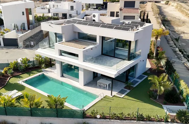 Villa independiente de 262 m2 a 250 m del mar, con piscina y