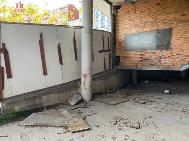 SE ALQUILA LOCAL COMERCIAL EN LA ZONA DE O COUTO — 18