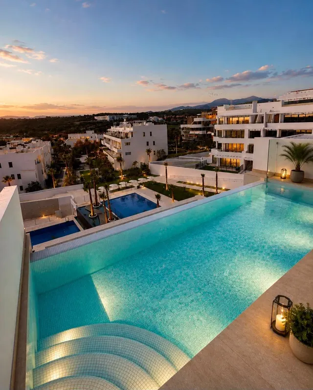 Ático de lujo con piscina infinity privada en Estepona, a 1 km de la playa — 14