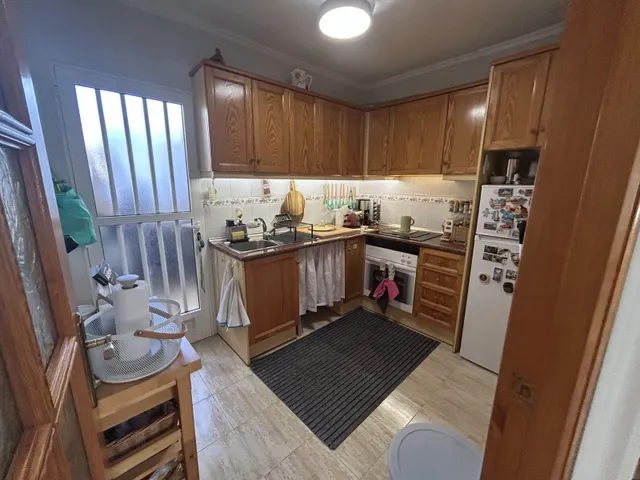 Apartamento esquinero luminoso y espacioso de dos plantas (aprox. 90 m2 - plantas 1 y 2) con gran terraza en la planta baja, 3 balcones (2 al sur y 1 al norte) y una gran piscina comunitaria. — 16