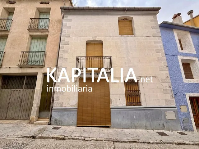 CASA CON PATIO Y GARAJE EN AGRES