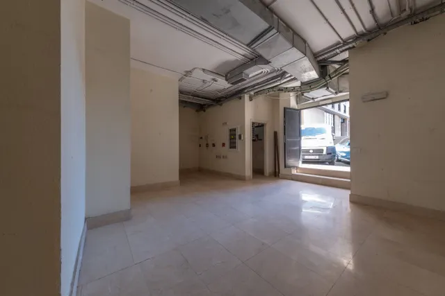 Local comercial de 200 m2 en Rafael Cabrera – Gran visibilidad y salida a dos calles — 15