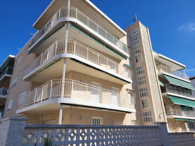 Apartamento todo exterior 3 dorm. con gran terraza en esquina a 100 mts de la Playa. Vista parcial al Mar. — 28