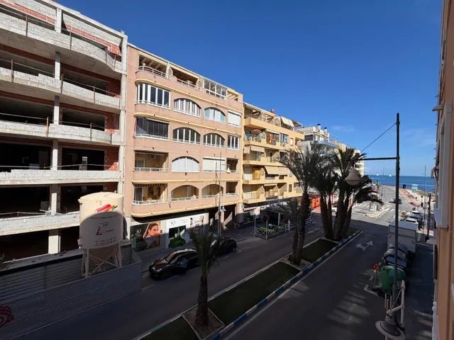 Apartamento reformado con vistas al mar con garaje incluido. 2 dorm. 1 baño. con superficie de 65 m2. playa a 100 metros. — 32