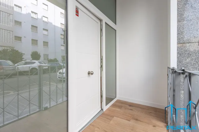 Eix Macià: planta baja a estrenar con entrada privada y techos de 4m. — 2