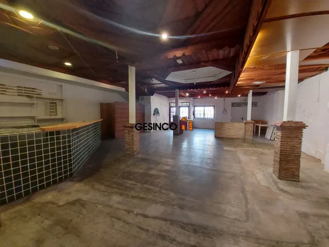 LOCAL COMERCIAL CON MUCHAS POSIBILIDADES — 4