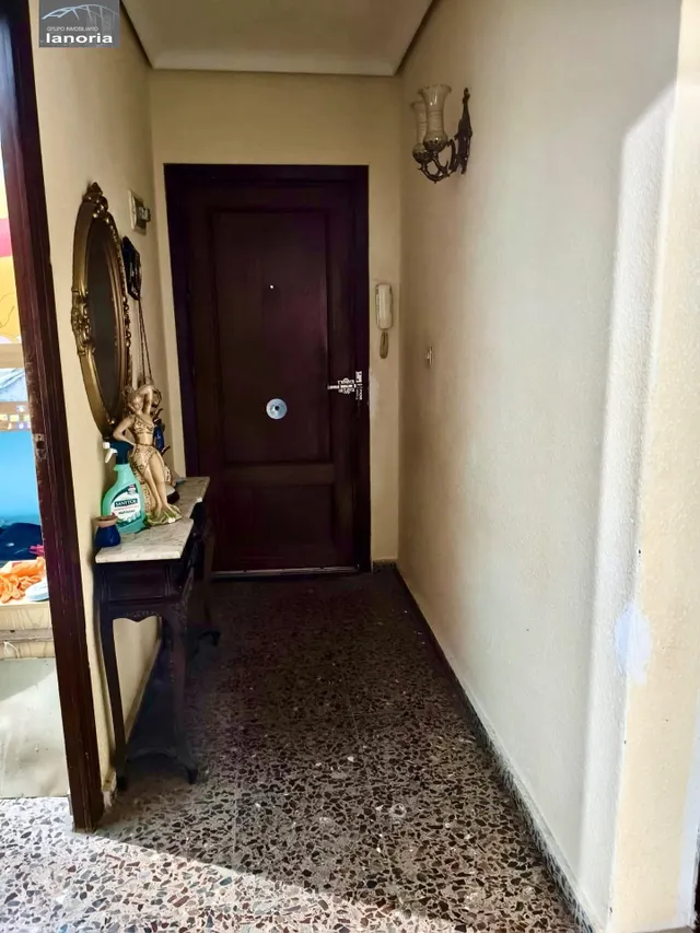 Grupo la Noria VENDE piso CON ascensor para REFORMAR y cochera individual con vado. 3 habitaciones, 1 baño. — 10
