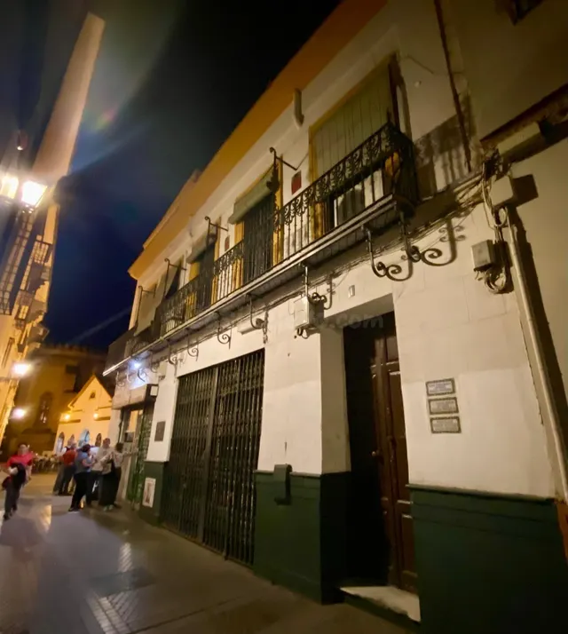 CASA CON ENCANTO A REFORMAR FRENTE AL MERCADO DE LA CALLE FE