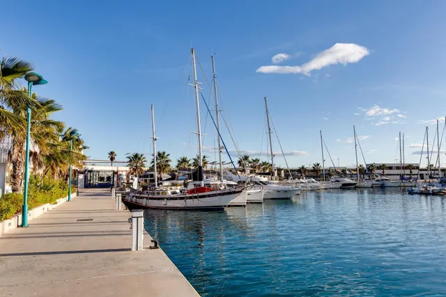 Apartamento de dos dormitorios con piscina comunitaria en el centro de Torrevieja — 45