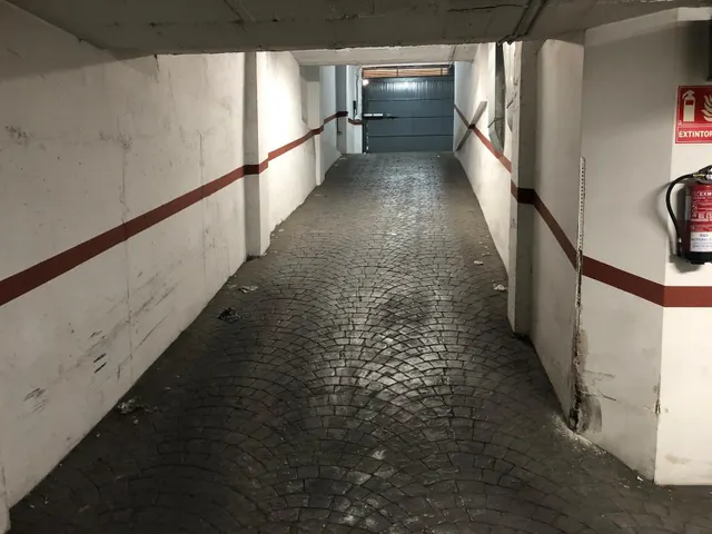 Plaza de garaje cerrada en zona murillo — 2