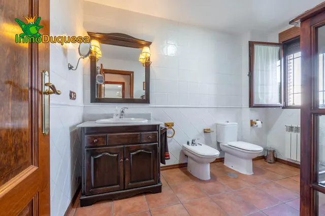 CHALET dividido en dos viviendas con piscina y zona ajardinadas. — 29