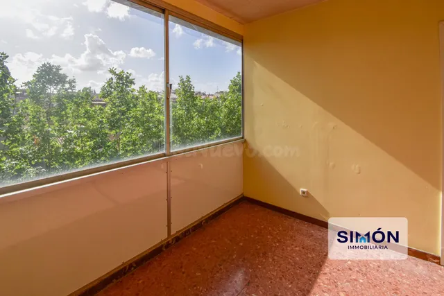 Magnífico local de 76 m2, luz natural y 3 salas, en el passe - foto 3
