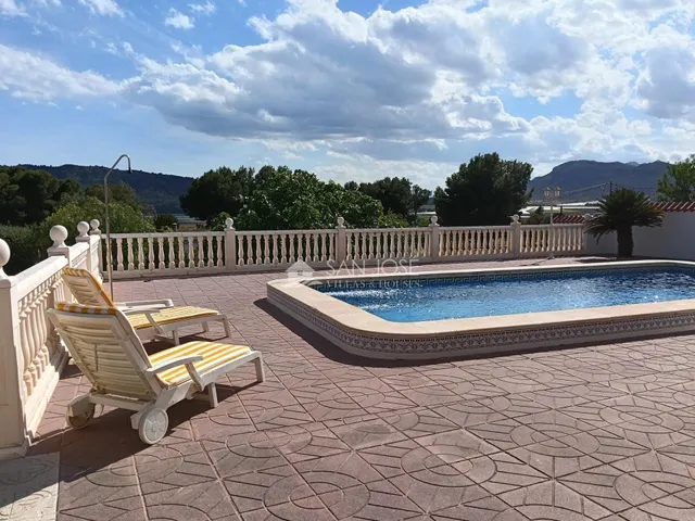 SE VENDE CHALET CON PISCINA EN BUEN ESTADO EN ASPE — 33