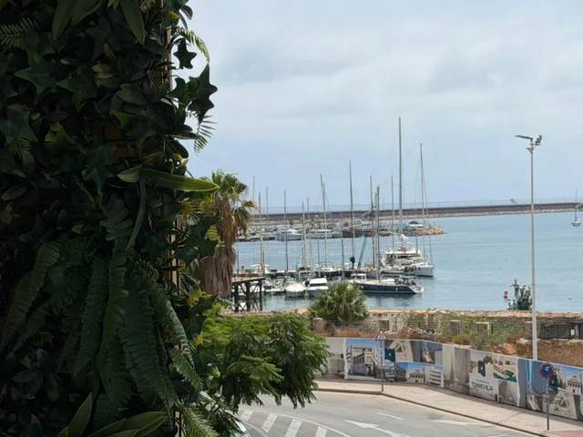 Apartamento totalmente reformado con vistas al mar y a 100 metros del puerto. con 3 dorm. 2 baños. superficie de 100 m2. — 42