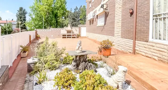 CASA ADOSADA ESQUINERA CON GRAN TERRAZA EN ELS MASSOS DE COM - foto 4