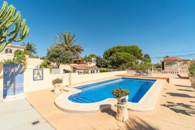 Maravilloso chalet pareado (aprox. 130 m2 + terrazas y garaje) con 4 dormitorios y 2 baños. Amplia parcela privada (516 m2) con jardín y gran piscina. — 10