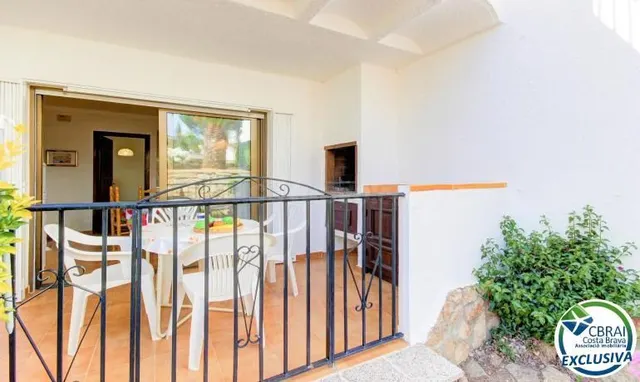 Apartamento con terraza, piscina, parking y licencia turística en Puig Rom – Roses — 2