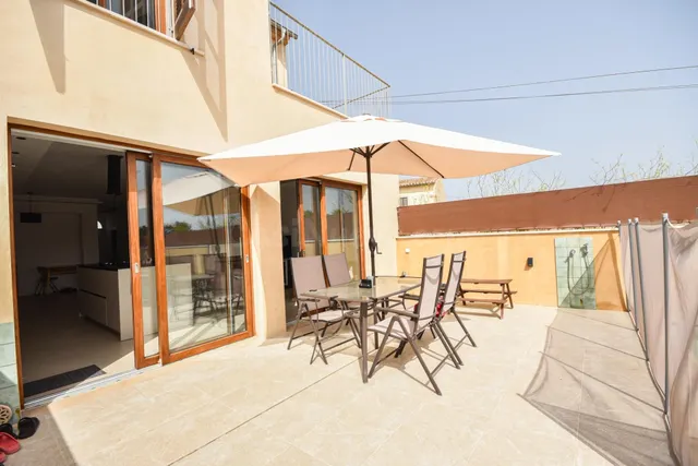 Acogedora casa de pueblo familiar de reciente construcción e - foto 3