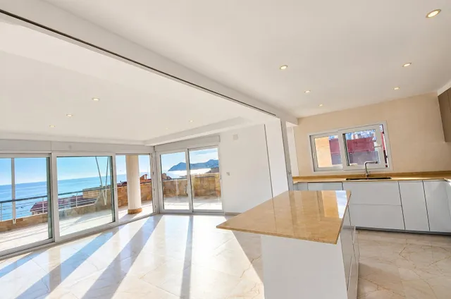 Se vende atico 5 habitaciones  totalmente reformado con vistas al mar  en pleno centro d Benidorm — 13