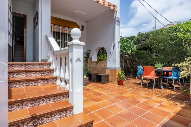 Vive en Simón Verde: Casa pareada con patio, garaje cubierto, piscina y el metro a un paso. — 2