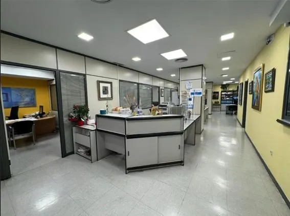 SE VENDE O ALQUILA OFICINA EN PLENO ENSANCHE DE 9 DESPACHOS Y 6 estaciones DE TRABAJO — 3