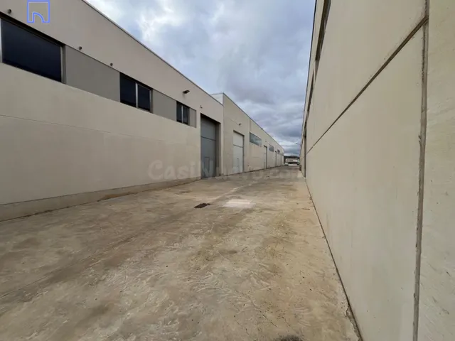 Nave en esquina de 1.500 m2 con 5 accesos y campa - foto 4