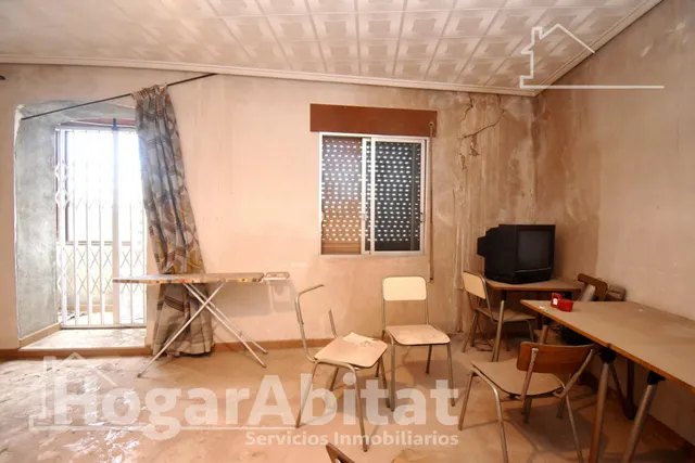 ESPACIOSA CASA CON LOCAL COMERCIAL, DOS TERRAZAS Y BALCÓN — 23