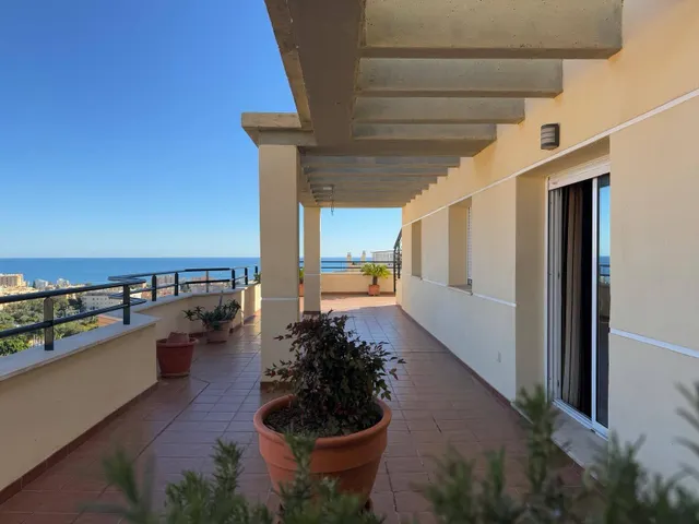 Ático Con Impresionantes Vistas Al Mar Y Cuatro Dormitorios En Torremolinos — 29