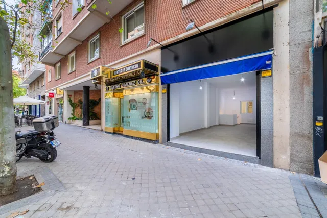 LOCAL COMERCIAL REFORMADO EN CALLE EDGAR NEVILLE — 18