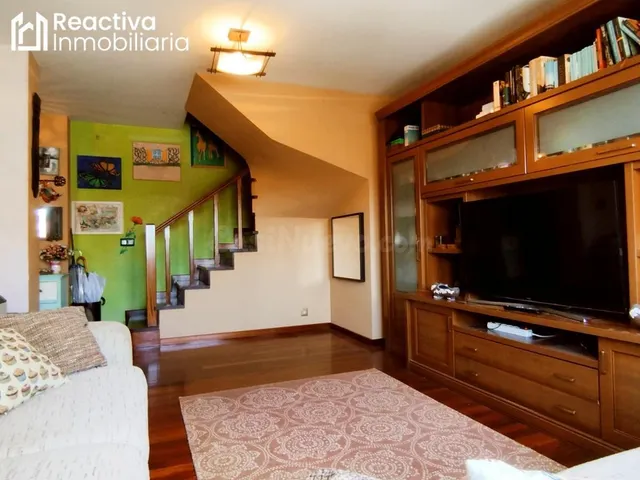 Dúplex céntrico con ascensor, garaje y trastero, en muy buen - foto 2
