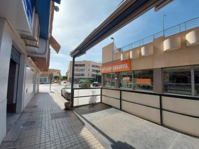 LOCALES COMERCIALES EN ALQUILER EN RESIDENCIAL PORTOFINO EN ALMERIMAR — 21