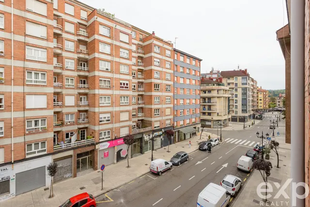 Piso de 3 habitaciones en Oviedo – cocina independiente y excelente potencial — 31