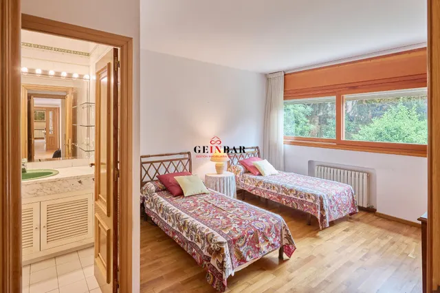 ESPETACULAR CASA EN ZONA EXCLUSIVA Y TRANQUILA CON JARDÍN — 19