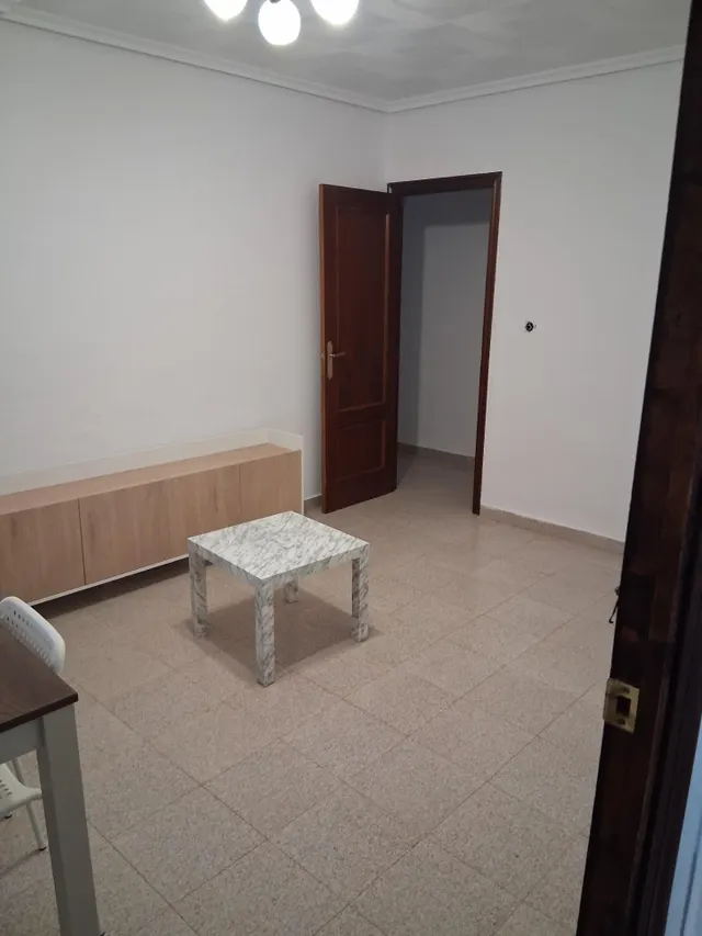 Amplio piso de cuatro dormitorios con muebles a estreno. — 7