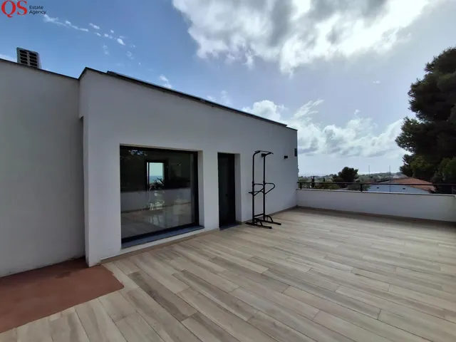 Villa contemporánea con piscina y vistas panorámicas al mar en Cunit — 49
