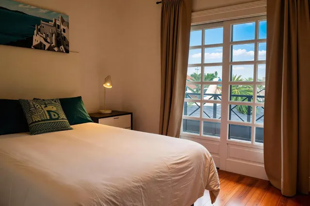 Una casa que se siente, antes que se describe, en Playa Bastián, con vistas al mar — 10