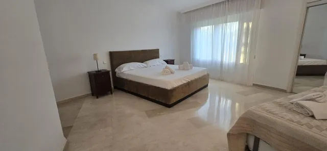 Piso amplio y luminoso de tres dormitorios  en primera línea de playa en Hacienda Beach II-III | CABANILLAS REAL ESTATE — 6